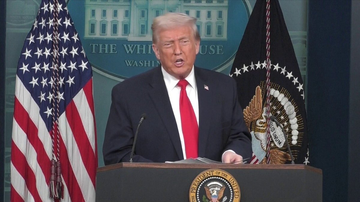 BFMTV's tweet photo. 🔴 EN DIRECT
Donald Trump qualifie Nicolas Maduro de "dictateur hors-la-loi"
https://t.co/a7r6AItro9 https://t.co/CslvBf1pWH