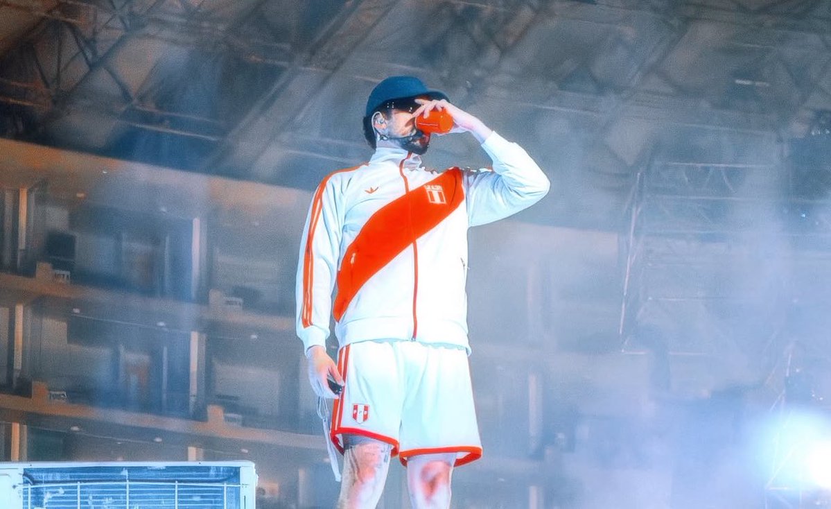 gianfzelaya's tweet image. Resulta que el jacket de la selección peruana que usó Bad Bunny en Lima si es original de Adidas. Lo uso Jamiroquai en su video de Seven Days In Sunny June en el 2009, tiene el logo de la FPF. ✍🏻