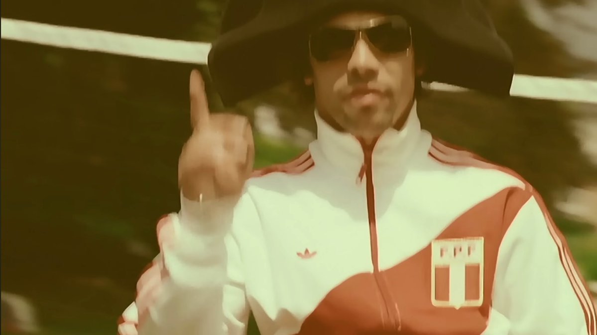 gianfzelaya's tweet image. Resulta que el jacket de la selección peruana que usó Bad Bunny en Lima si es original de Adidas. Lo uso Jamiroquai en su video de Seven Days In Sunny June en el 2009, tiene el logo de la FPF. ✍🏻