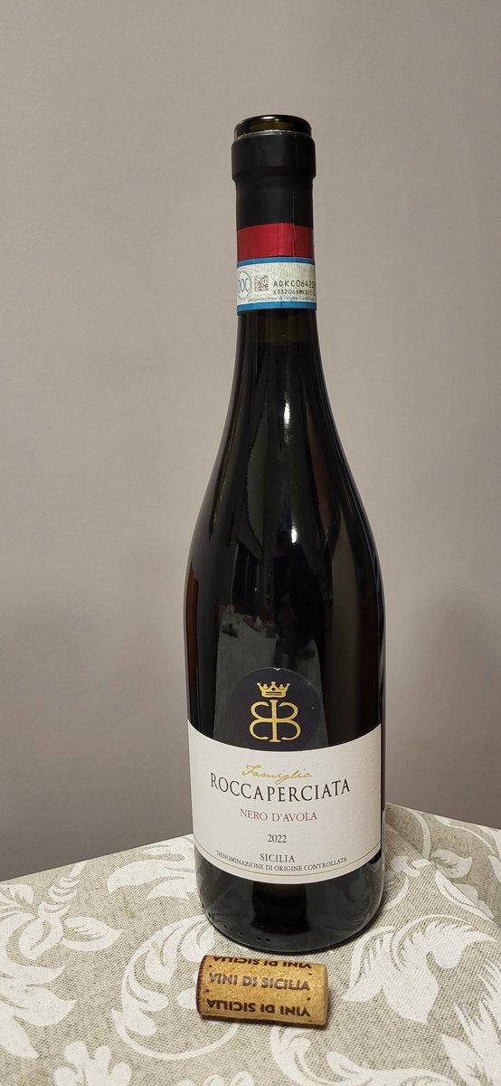 DavidGTato's tweet photo. #Vinoteando 🍷
Roccaperciata Nero D'Avola 2022 perteneciente al grupo @firriato es un vino afrutado, rico y hasta goloso y con una excelente relación calidad/precio en @marcosAvendimia 👌
#Roccaperciata #NeroDAvola 🍇
#Firriato #Paceco #Sicilia #Italia 🇮🇹 https://t.co/V9gJpp9rEX