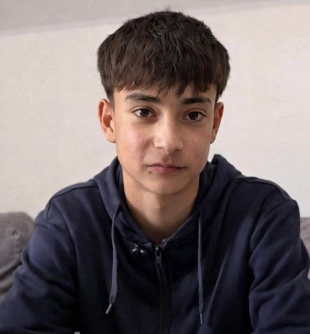 Rblc8's tweet image. Este es Julio, el héroe de 16 años que corrió para salvar vidas tras el accidente de Adamuz. 
Pero como no llegó en patera, no saldrá en los medios subvencionados...