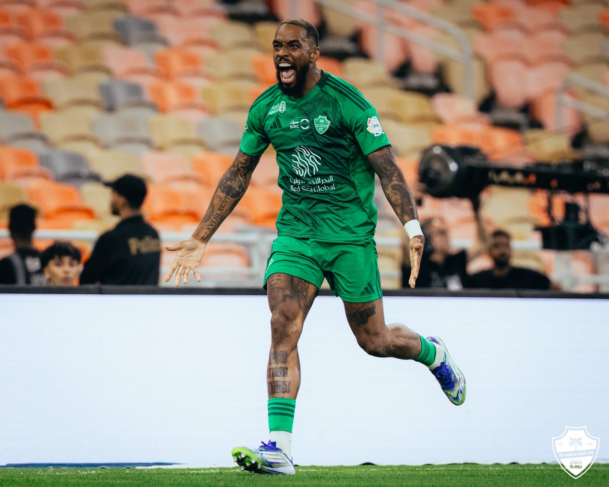 ALAHLI_FC's tweet image. تلعب.. وأنا حبل الرّسَن في يديّا ✊⚽️ 

#الأهلي_الخليج #دوري_روشن_السعودي