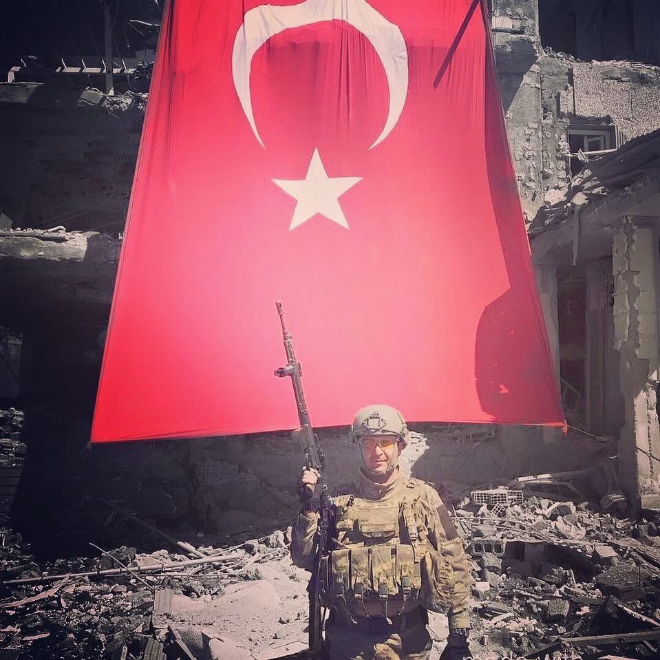 Dün terörle mücadelede namlusunu vatan hainlerine doğrultan bir asker, bugün ise Türkiye’nin bekasını bilimsel kürsülerde savunan bir akademisyen olarak haykırıyorum;
Bu bayrak, sadece bir sembol değil,
uğruna feda edilen ömürlerin, dökülen kanların ve sarsılmaz bir iradenin