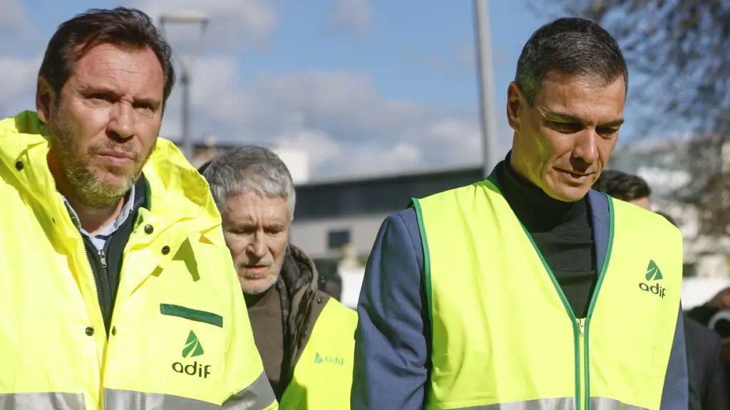 🔴 ÚLTIMA HORA | Adif limita la velocidad en decenas de puntos de la red ferroviaria de toda España tras el accidente de Adamuz.

No sólo asumen la culpa, sino que reconocen haber puesto en riesgo la vida de miles de personas durante meses.

Es gravísimo.

gaceta.es/espana/adif-li…
