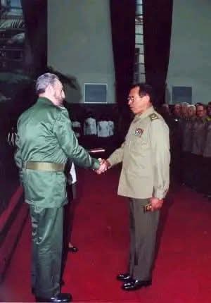 🇨🇺FALLECIÓ EL GENERAL DE DIVISIÓN DE LA RESERVA CLARO ORLANDO ALMAGUEL
VIDAL.
Su cadáver fue cremado y sus cenizas serán depositadas, mañana miércoles 21, a las 10:00 horas, en el Panteón de las FAR, de la Necrópolis de Colon, lugar donde se le rendirán honores militares.