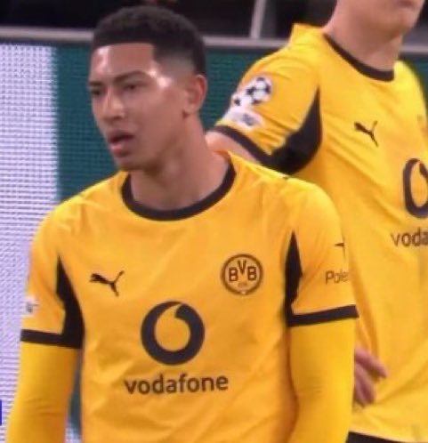 andresweiss_'s tweet image. Lo de Jobe Bellingham es insostenible:

-Costó +30 millones (el fichaje más caro del BVB)

-No da casi nunca un pase hacia delante o que genere una ocasión de gol

-Consigue hacer ver como que está ocupado durante 90 minutos sin hacer nada

-Y su padre aún va y exige más minutos