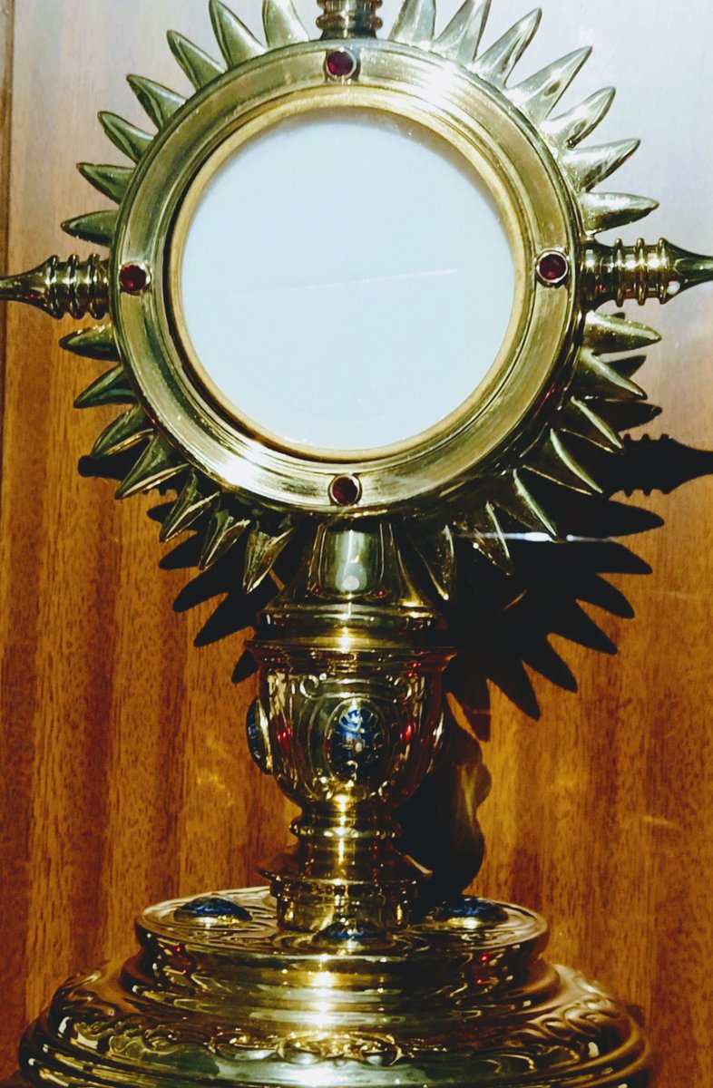 CarolBV7's tweet image. Adorado Y Amado Sea Jesús Eucaristía El Hombre Debería Temblar El Mundo Debería Vibrar El Cielo Entero Debería Conmoverse Profundamente Cuando El Hijo De Dios Aparece Sobre El Altar En Las Manos Del Sacerdote