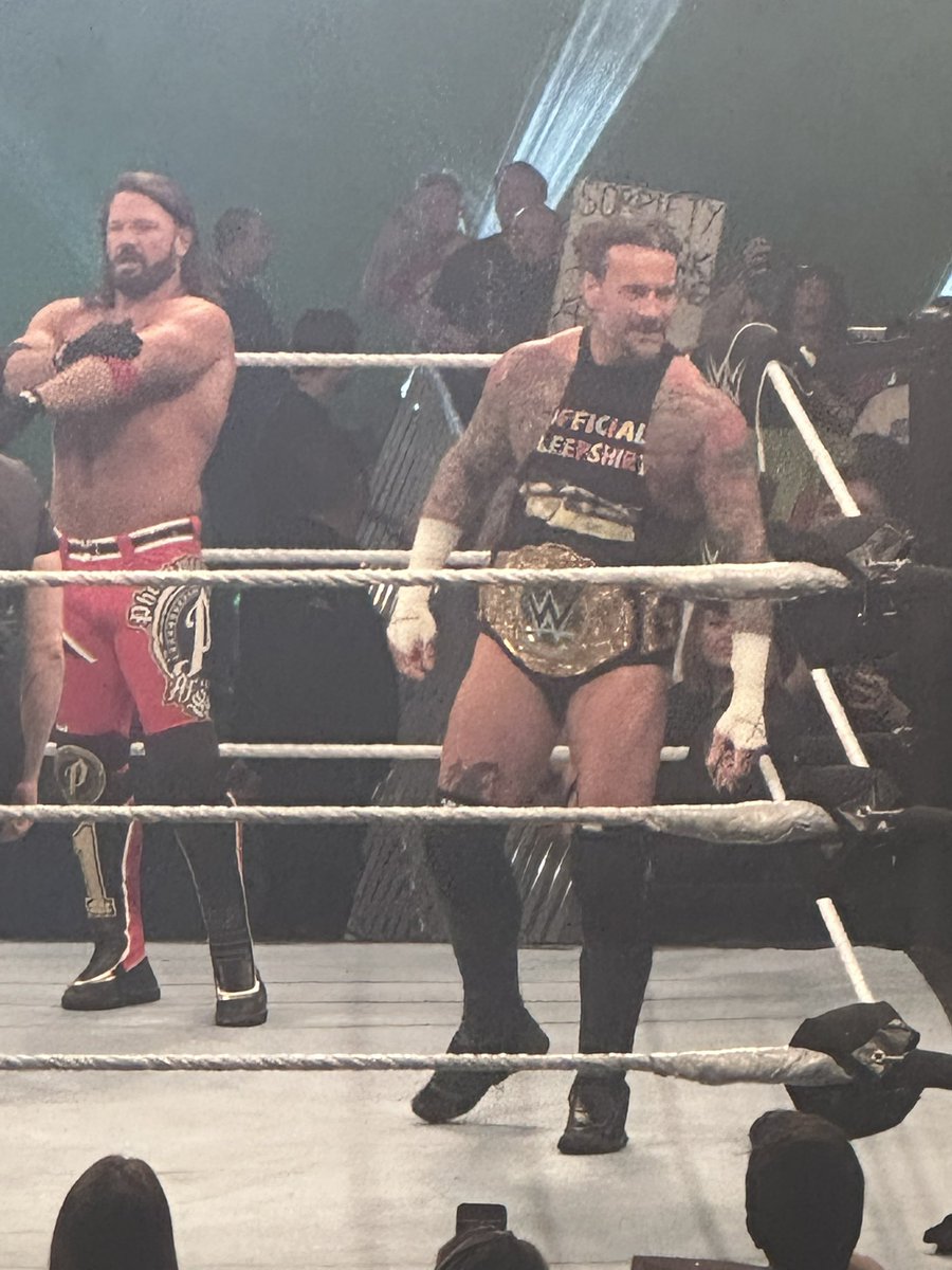 amadOTC1's tweet photo. INCROYABLE PITIÉ #WWEBrussels https://t.co/4o2taoJVz0