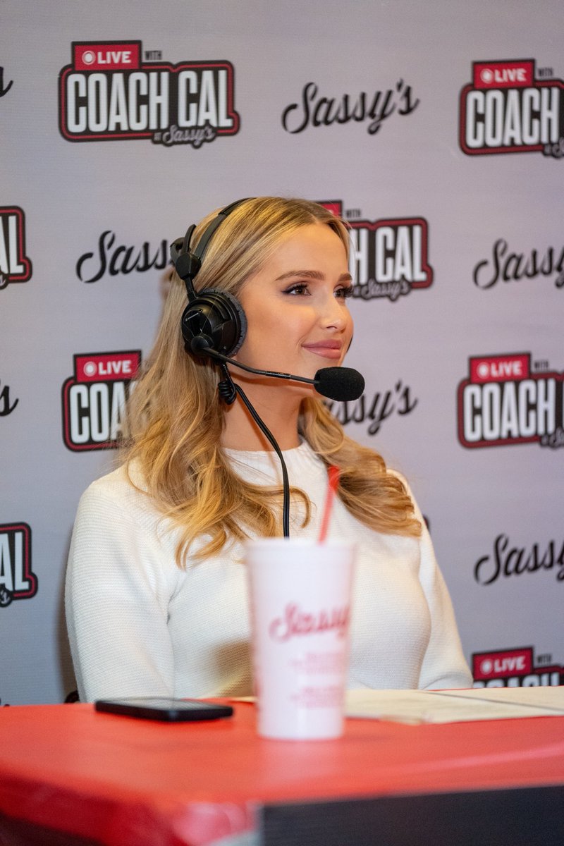TeraTalmadge's tweet image. Great time hosting Live with Coach Cal last night at Sassy’s🏀🐗