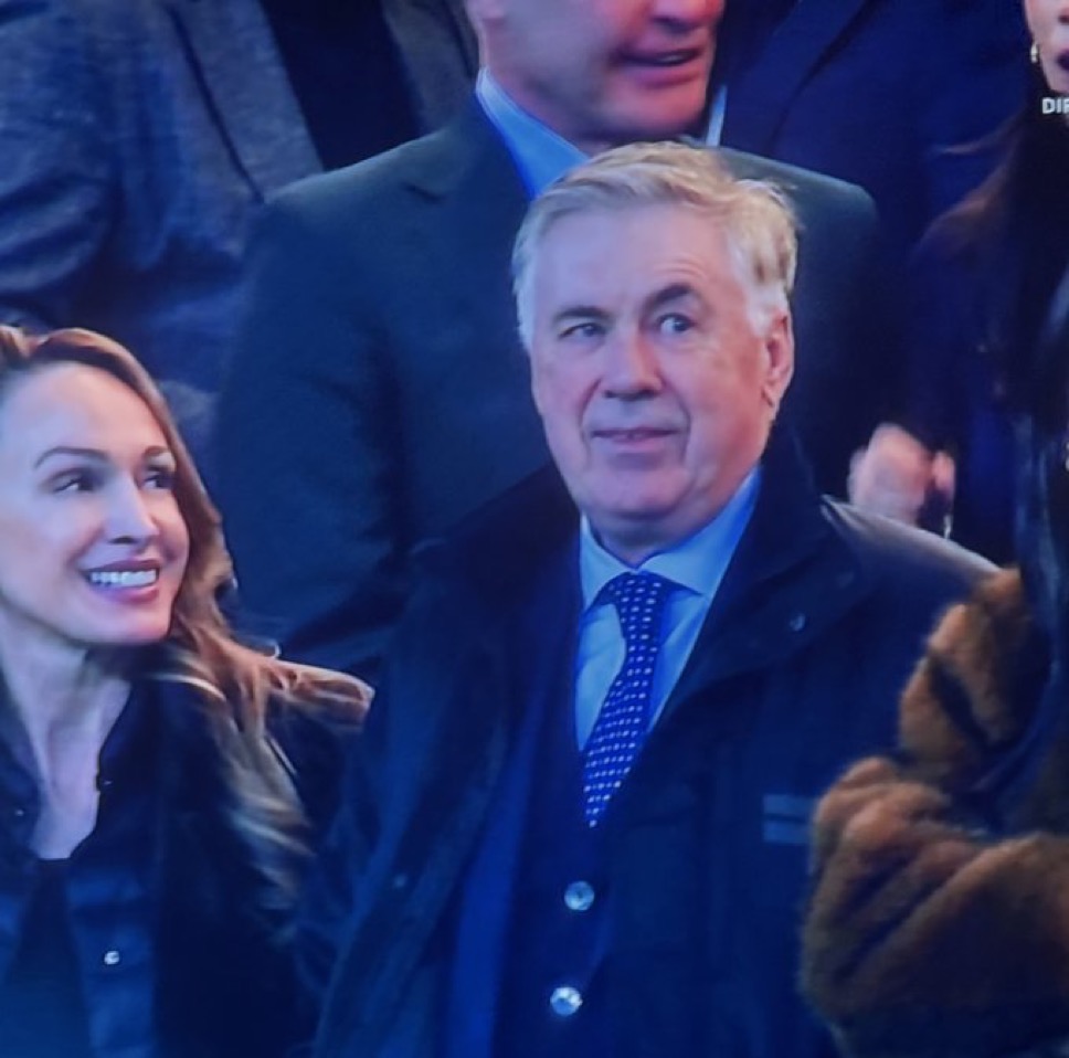 🚨 Carlo Ancelotti is present at the Bernabéu again.

🤍 He was singing Real Madrid’s anthem.