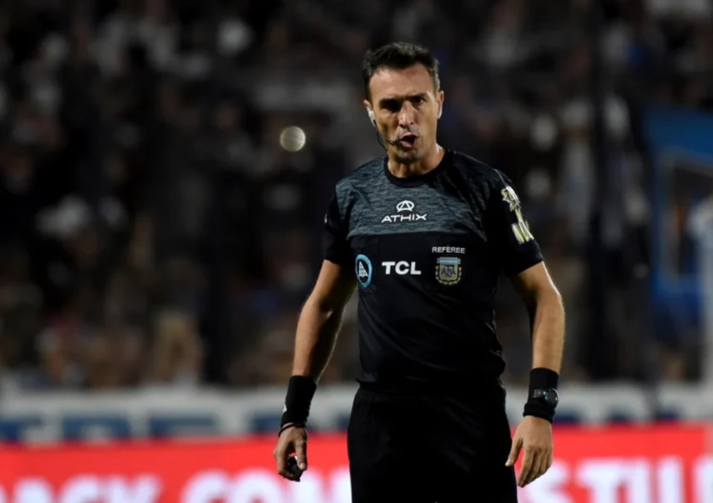 PabloLafourcade's tweet image. San Lorenzo fue sacado del torneo pasado con un escándalo arbitral en Santiago del Estero. El nuevo lo arranca con Pablo Dóvalo, que no es garantía de que te dirija bien... todo lo contario.
El Ciclón nunca ganó con él, Lanús en cambio perdió dos partidos de 19 con este muchacho.