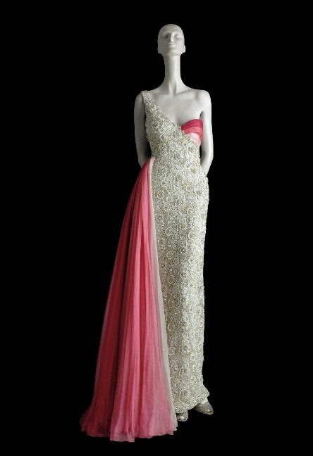 Nikolattina's tweet photo. Maria Felix (1914–2002), Mexican screen icon, shines in Azalea Ice ✨ A 1954 Valentino sketch that made her the first movie star to wear a Valentino creation.

#ValentinoGaravani #FashionHistory #Cinema #OTD #MariaFelix #designer #StyleIcon https://t.co/2d8d4RY6pt