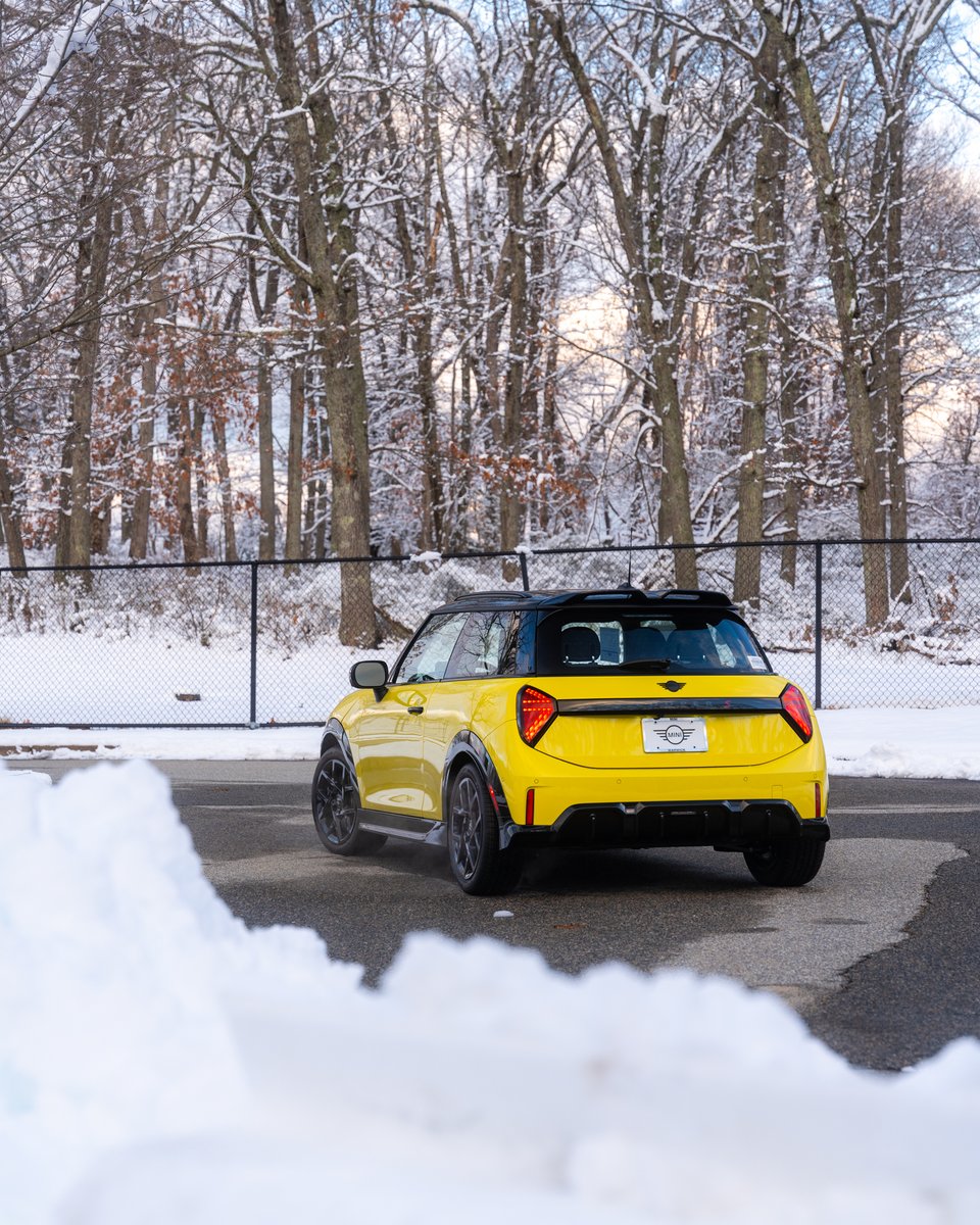 MINI_Warwick's tweet image. This New 2026 #MINICooperS stands out in Sunny Side Yellow with a Vescin JCW Black interior. Equipped with the Iconic Trim, adding Harman Kardon® Surround Sound and Driving Assistant. 🚗✨

Stop by #MINIOfWarwick to see it for yourself or view online through the link in our bio.