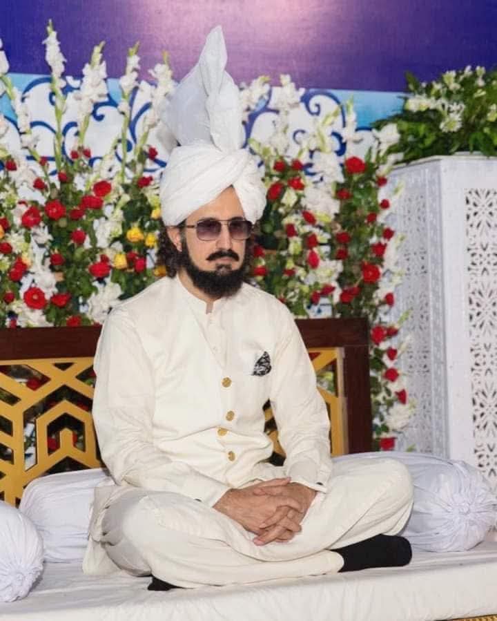 MaidahMuhammad's tweet photo. موصوف کا نام صاحبزادہ سلطان محمد علی باہو ہے،مشہور صوفی بزرگ حضرت سلطان باہو کی نسل میں سے ہے-

موصوف کے کام ماڈلنگ،جیب ریس،گھوڑا ریس ،مہنگے کھیل اور شاہانہ لائف اسٹائیل ہے -

مہینے میں ایک آدھ بار یہ پگڑی پہن کر پیرانہ گٹ اپ کے ساتھ دربار میں بیٹھتے ہیں ،غریب مریدوں سے نذرانے وصول کرتے ہیں اور پھر اپنے شوق پورے کرنے نکل جاتے ہیں -

یہ واحد پیر ہے جس کا باقاعدہ ٹک ٹاک پر اکاونٹ بھی ہے یہ وہاں اپنی “اداکاری” کے جوہر دکھاتا ہے-

ان کے مرید انہیں “ولیاں دا بادشاہ تے پیراں دا پیر سونا سلطان محمد علی بدر منیر ”جیسے القابات سے پکارتے ہیں -

ضلع جھنگ میں سلطان باہو کا مزار موصوف کی اِنکم کا واحد اور سب سے تگڑا ذریعہ ہے -

اسلام اور بزرگوں کے نام پر دکان چلانے والا یہ ڈبا پیر کھیل کود اور عیاشی کے ہر مقام پر نظر آئیگا لیکن اسلام کیلئے یہ کہیں کھڑا ہوتا نظر نہیں آئیگا -

پیری مریدی کی ان فیکٹریوں میں غریبوں کا پیسہ ہی ضائع نہیں ہو رہا ان کا ایمان اور عقیدہ بھی تباہ ہو رہا ہے -

لازم ہے کہ ان کو بے نقاب کیا جائے ۔۔
منقول