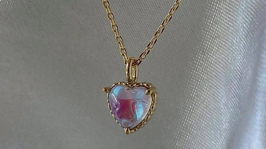 aesttics's tweet image. heart shaped necklaces