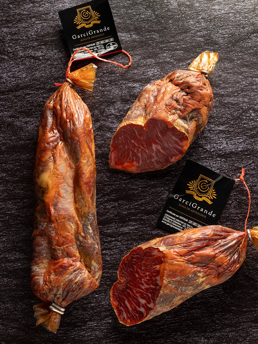¿En que se diferencia nuestro Lomito de Bellota Ibérico? 🐷 Su corte y pieza exclusivos (más pequeño, pero más sabroso); Perfil de sabor más concentrado (a diferencia de un lomo más común); y más presencia de grasa infiltrada |  ¿Aún no lo has probado?

#embutido #lomo #salamanca