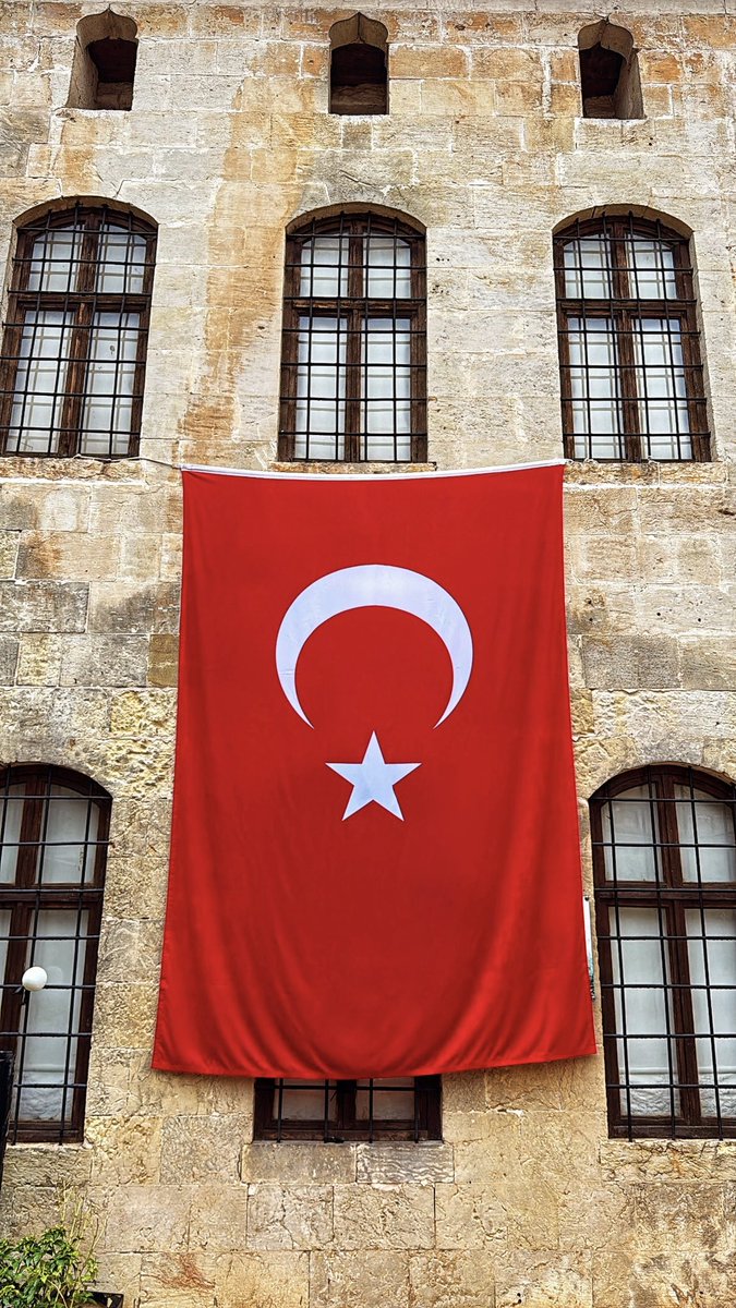 Diz çöksün önünde Cihân-ı âlem, 
Şanınla çok yaşa göklerin sultanı !
#BayrakNamustur