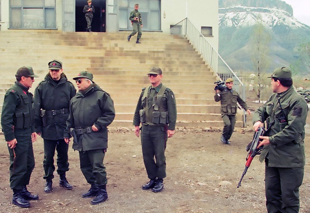 Geri Gelmeyecek Biliyorsun Ama Neylersin Özlüyorsun işte…

Kıbrıs'ta Türk Bayrağını indirmeye çalışan Rum için 'Vur' emri veren, Terörle Mücadele'nin efsane ismi (Tamburalı) #HasanKundakçı  Paşa'yı saygı ve minnetle anıyoruz.
Ruhun şad olsun Paşam. 🇹🇷