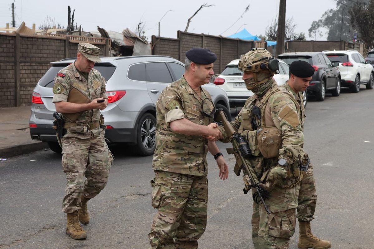 Armada_Chile's tweet photo. Personal Naval e Infantes de Marina dependientes de @jedenabiobio continúan desplegados en diversos sectores de Lirquén, brindando apoyo y velando por la seguridad de las familias afectadas por el incendio

#ArmadaSeDespliega #ArmadaPorChile @mindefchile @EmcoChile @SubseDefensa https://t.co/ucviyNk2Uz
