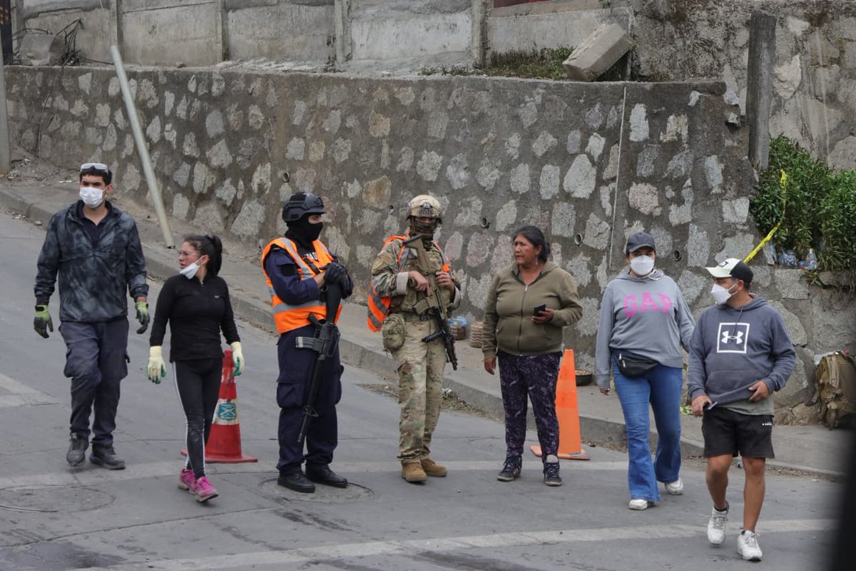 Armada_Chile's tweet photo. Personal Naval e Infantes de Marina dependientes de @jedenabiobio continúan desplegados en diversos sectores de Lirquén, brindando apoyo y velando por la seguridad de las familias afectadas por el incendio

#ArmadaSeDespliega #ArmadaPorChile @mindefchile @EmcoChile @SubseDefensa https://t.co/ucviyNk2Uz