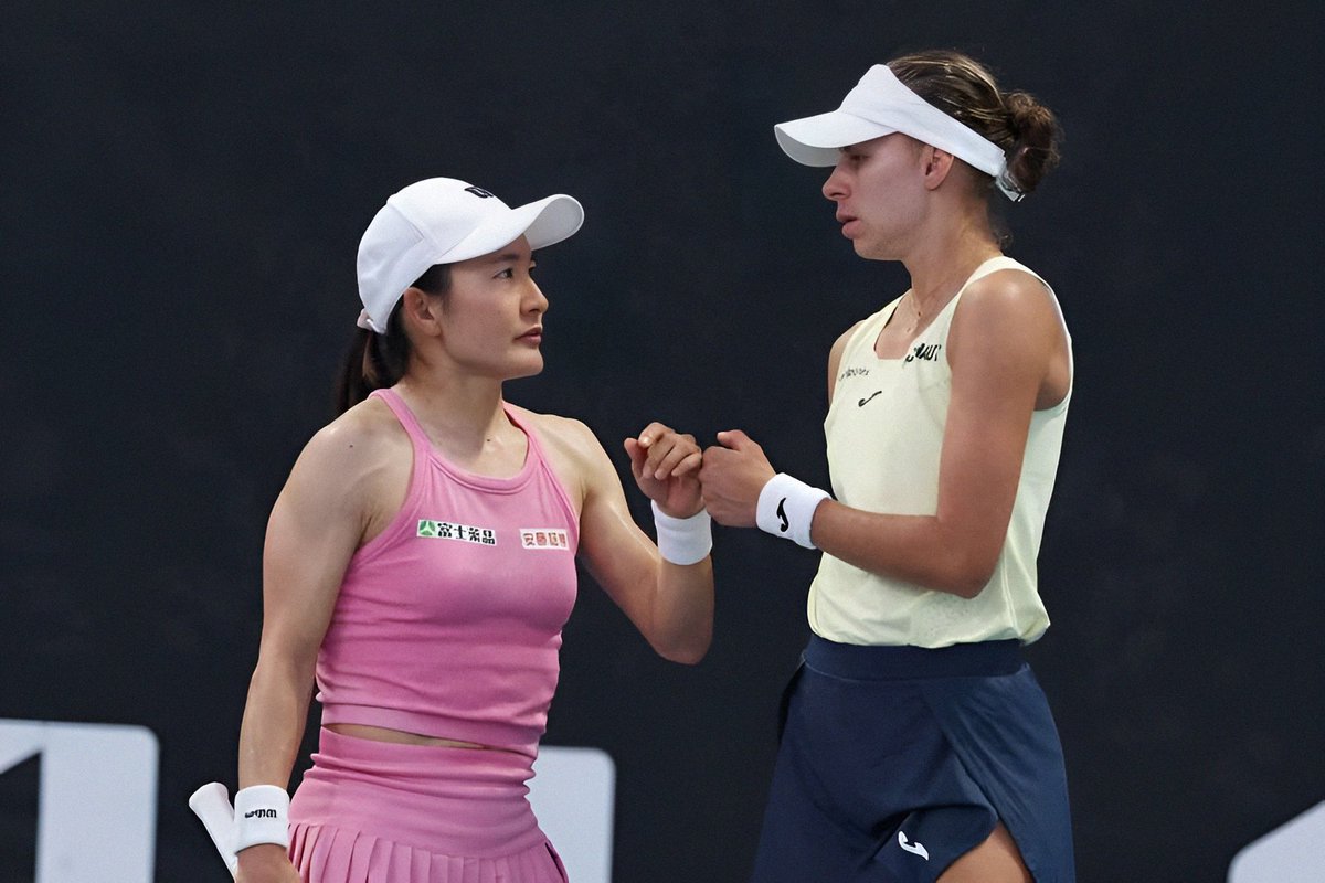 LinetteMagda's tweet photo. 𝘿𝙊𝙐𝘽𝙇𝙀𝙎 𝘿𝙊𝙉𝙀 𝙍𝙄𝙂𝙃𝙏. Magda i Shuko rozpoczynają zmagania w Melbourne od zwycięstwa nad parą Eala/Martins 7:6(3) 2:6 6:3, odrabiając straty w pierwszym secie ze stanu 0:4. Pełna synchronizacja 🤜🏻🤛🏻 https://t.co/W8m9dscOL8