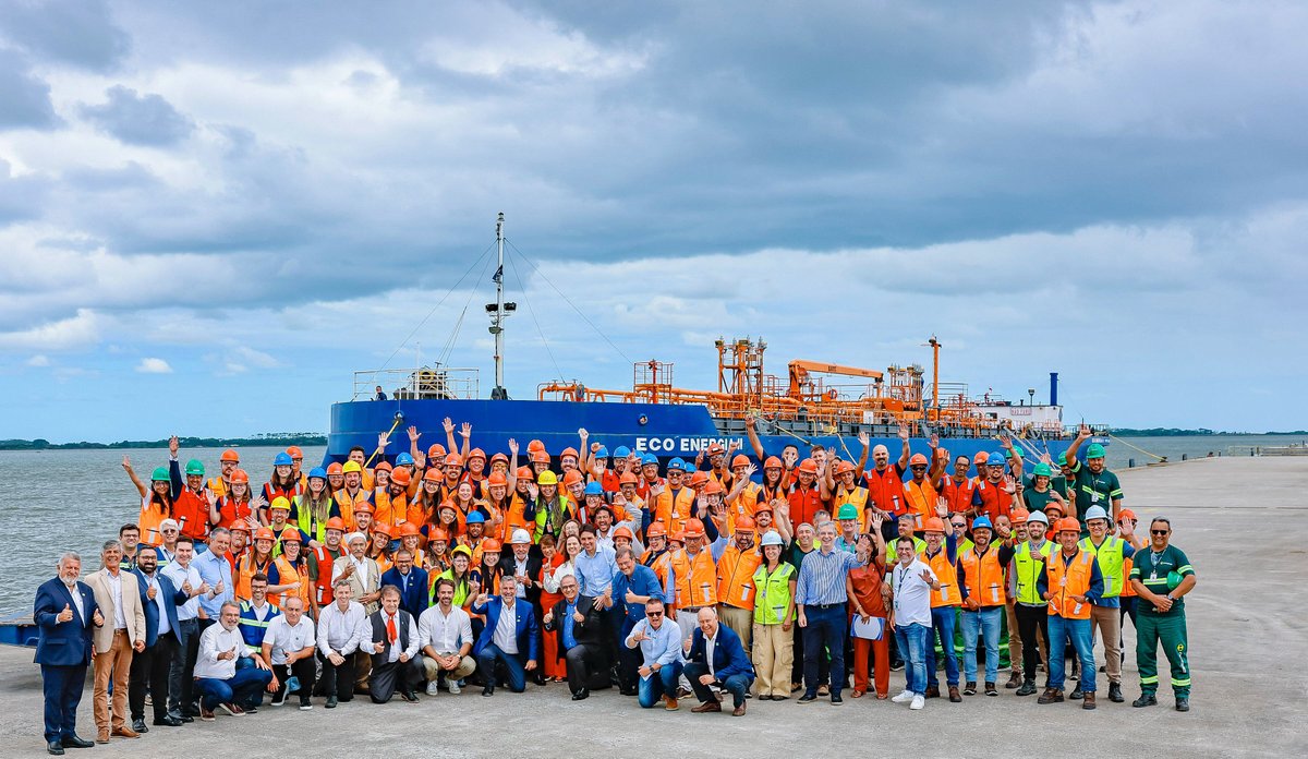 costa_rui's tweet image. Com muito orgulho, estou de volta ao Rio Grande do Sul, com o presidente @lulaoficial, dessa vez para anunciar a assinatura de contratos para a construção de cinco navios gaseiros, 18 empurradores e 18 barcaças. Ao todo, o investimento da Petrobras é de R$2,8 bilhões.

Essas…