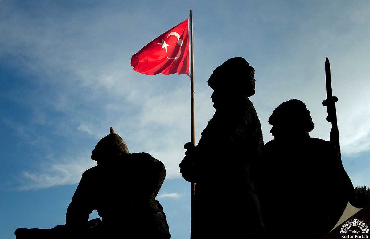 Korkma, sönmez bu şafaklarda yüzen al sancak;
Sönmeden yurdumun üstünde tüten en son ocak.
O benim milletimin yıldızıdır parlayacak;
O benimdir, o benim milletimindir ancak.

Nusaybin–Kamışlı sınır hattında, YPG terör örgütü yandaşlarının şanlı bayrağımıza yönelik