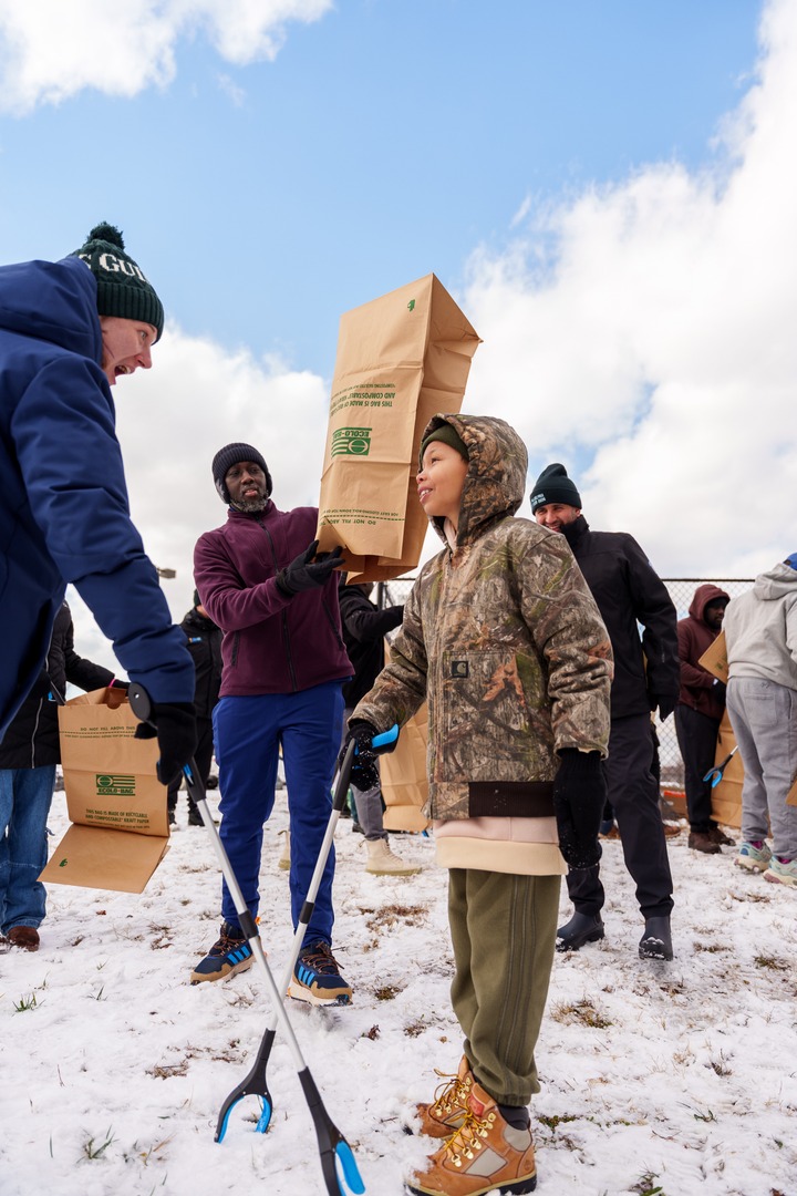 FWC26Philly's tweet image. We spent #MLKDay at Suffolk Park with Salone FC, working together to support the community they serve in Southwest Philly.

Thank you to Salone leadership, our Rising Stars Academy alumni, @PhilaParkandRec, and @EPAYouthSoccer for joining us in honoring Dr. King through service.