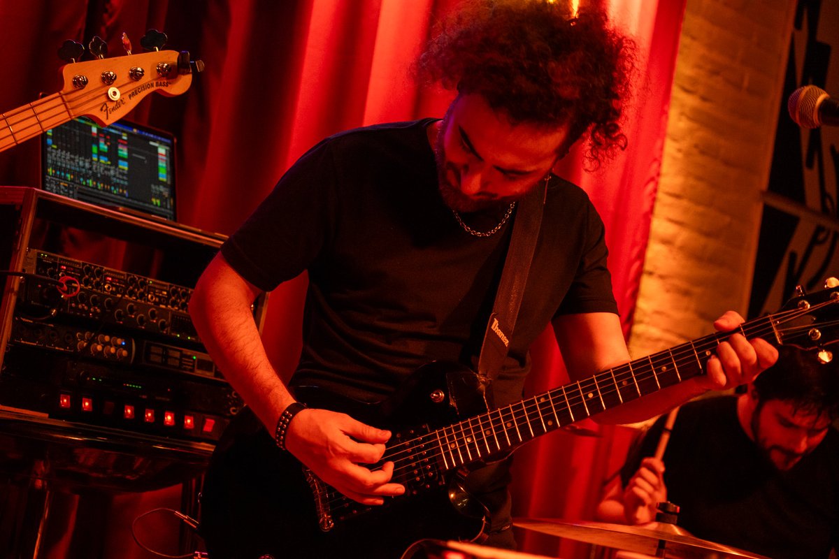 Sábado 11 de abril en Sixto espacio cultural, primer show del año en Santiago.
Si, ya se, falta una montón, pero saben que soy detallista asique obvio, ya estoy trabajando para esa fecha. Agenden.
Los quiero.