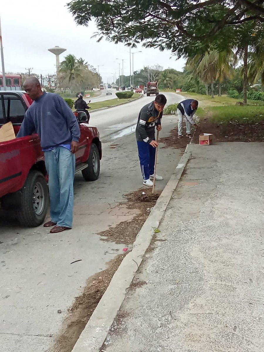 #TrabajadoresProtagonistas de #VilaClaraConTodos de la Empresa Provincial de Transporte limpian las paradas de la circunvalación norte, embelleciendo el entorno.
#PorCubaJuntosCreamos 

<a href="/CTC_VillaClara/">CTC Villa Clara</a> en #Aniversario87CTC