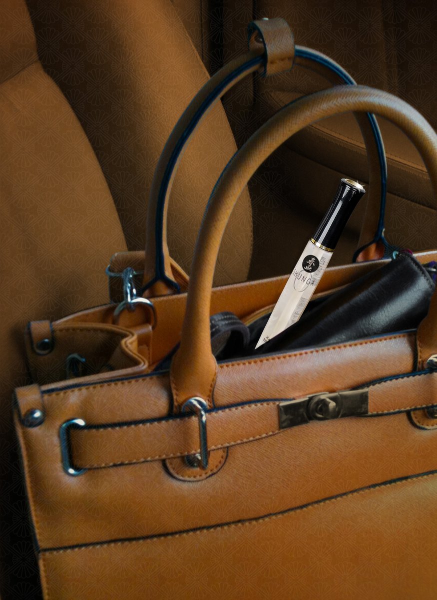 ShungaEroticArt's tweet image. 👜 Don't just kiss... kiss with passion!

#alwaysinmypurse #lipgloss #gloss