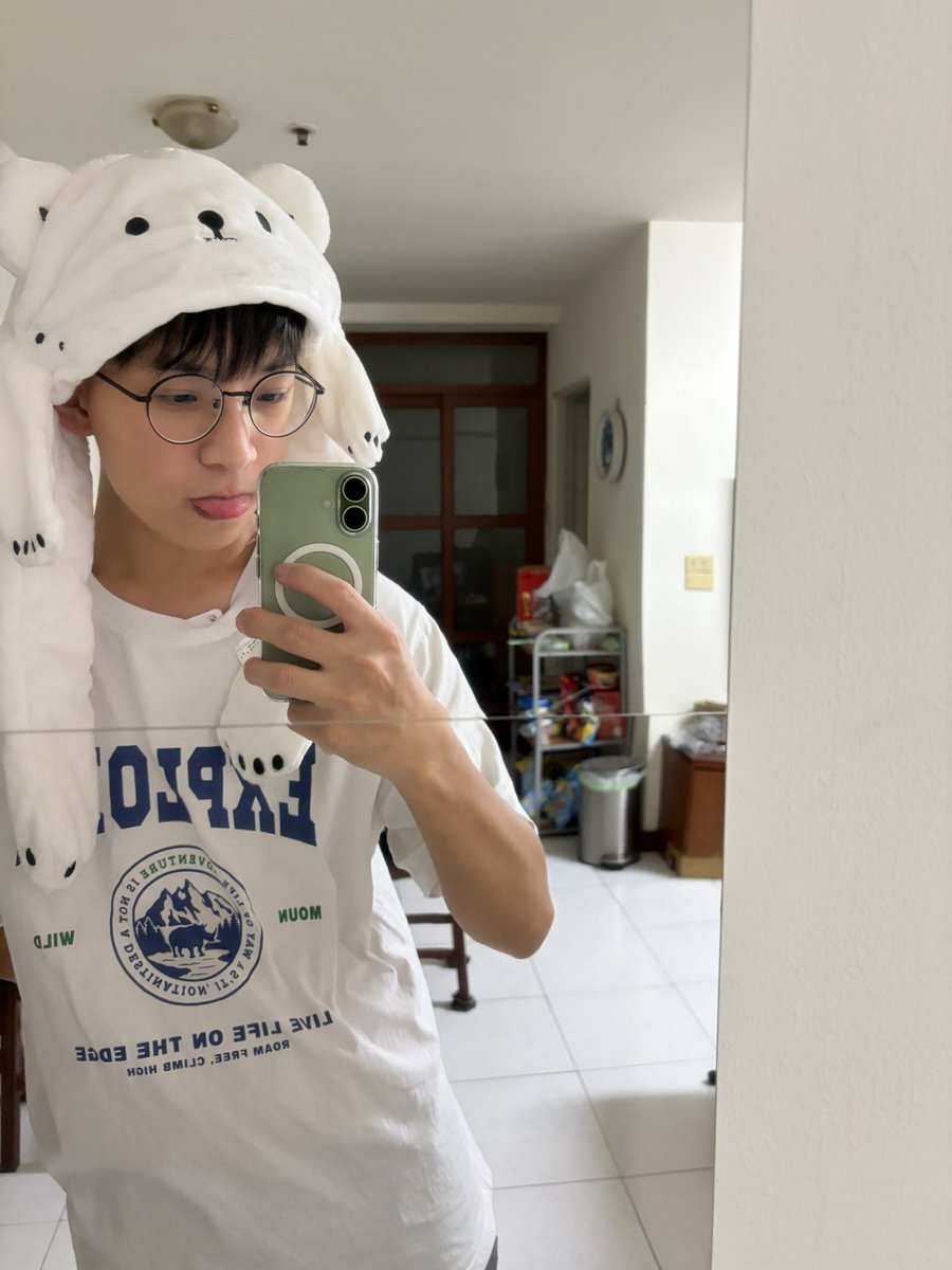 lewisruby13's tweet image. 冷到帶起熊帽帽