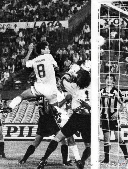 CNdeFhistoria's tweet photo. 🗓 20/01/1993

@Nacional derrotó 3️⃣-1️⃣ a Peñarol por la 🏆 Liguilla 1992

🏟 Centenario

⚽️ Gerardo Miranda
⚽️ Julio Dely Valdés
⚽️ Álvaro Gutiérrez

⚽️ En #AtilioSoftware se encuentra el relato del 3° gol del Decano convertido por Álvaro “Guti” Gutiérrez

⚔️ En 1992, el Decano finalizó invicto en 7 clásicos (incluido el de la Liguilla 1992 disputado en enero de 1993)

✅️ Eliminación directa al rival en Supercopa
✅️ Eliminación para acceder a la Libertadores 
✅️ Victoria clásica con vuelta olímpica incluida por el Uruguayo

💻https://t.co/qqKTAoxQrb