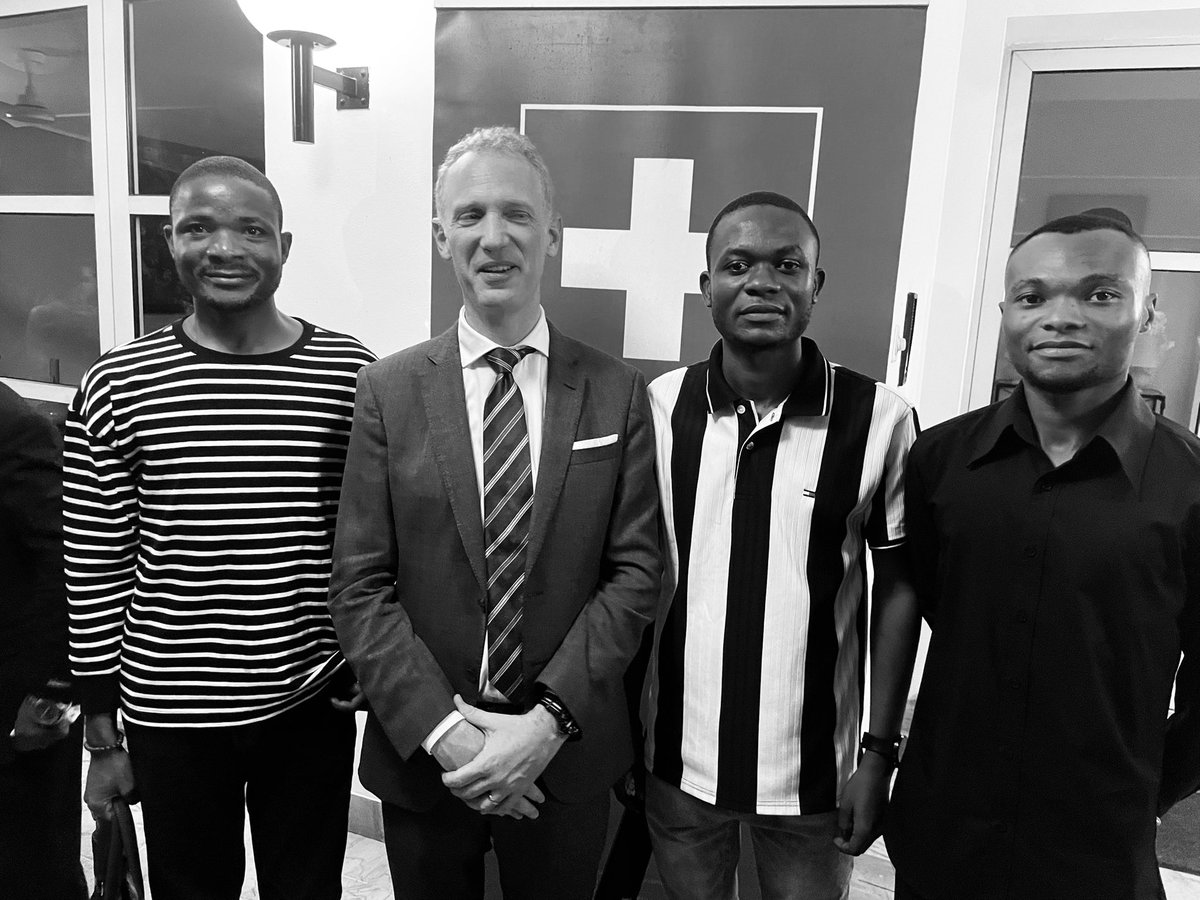 JeunesContre's tweet photo. Apéro diplomatique à la Résidence de l’Ambassadeur de Suisse 🇨🇭 en RDC 🇨🇩 : échanges sur le leadership des jeunes, l’entrepreneuriat et l’engagement citoyen.
@Suisse 
👉 CJP-RDC/ASBL activement représentée.
#LeadershipJeunesse #Diplomatie https://t.co/z3uMaKZdbT
