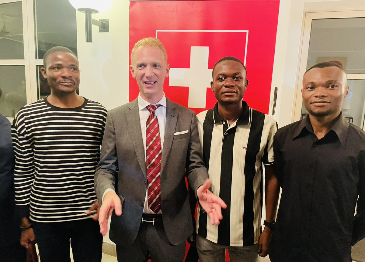 JeunesContre's tweet photo. Apéro diplomatique à la Résidence de l’Ambassadeur de Suisse 🇨🇭 en RDC 🇨🇩 : échanges sur le leadership des jeunes, l’entrepreneuriat et l’engagement citoyen.
@Suisse 
👉 CJP-RDC/ASBL activement représentée.
#LeadershipJeunesse #Diplomatie https://t.co/z3uMaKZdbT