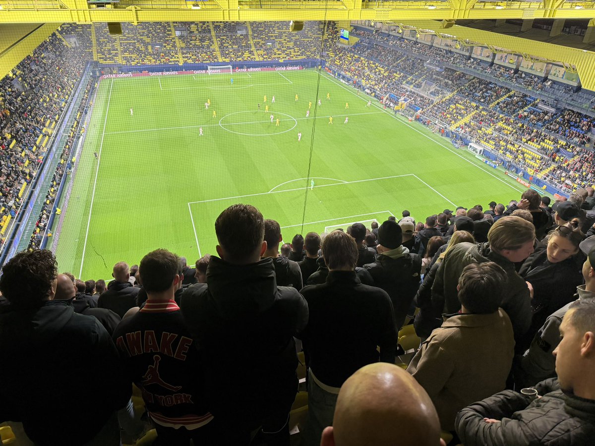 <a href="/ajaxlife/">Ajax Life</a> Welke idioot ontwerpt een vak waaruit je geen zicht heb op beide doelen???