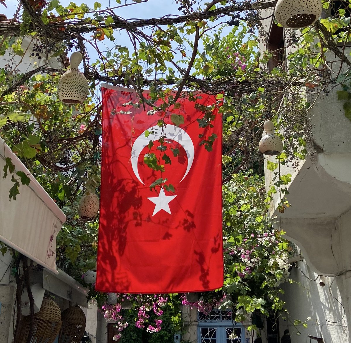 seninle övünürüm,senin gölgende hürüm🇹🇷