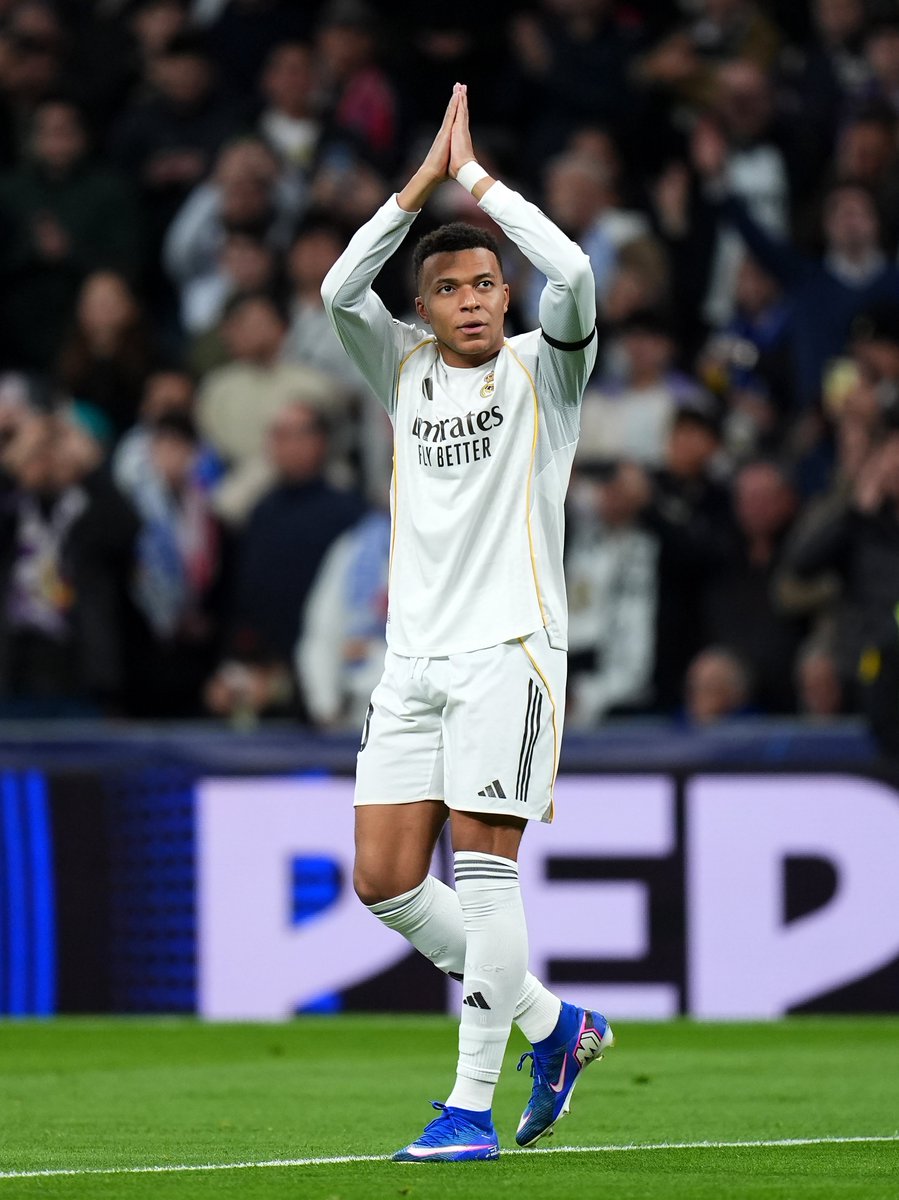 FabrizioRomano's tweet image. 🤍✋🏽 Kylian Mbappé reaches 11 goals in 6 Champions League games…

…and respect gesture for AS Monaco fans.