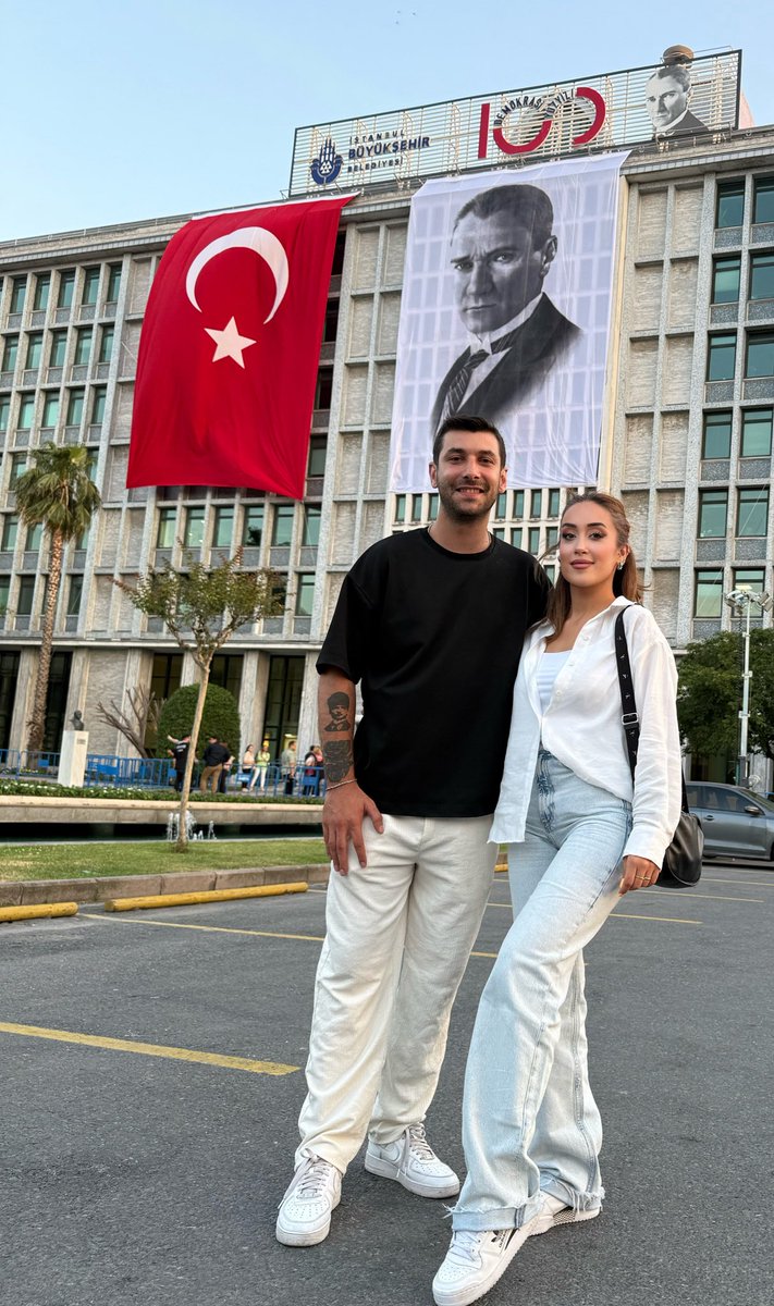 Uğrunda ölmeyeceğin bayrağın gölgesinde yaşamayacaksın... 🇹🇷

#BayrakNamustur