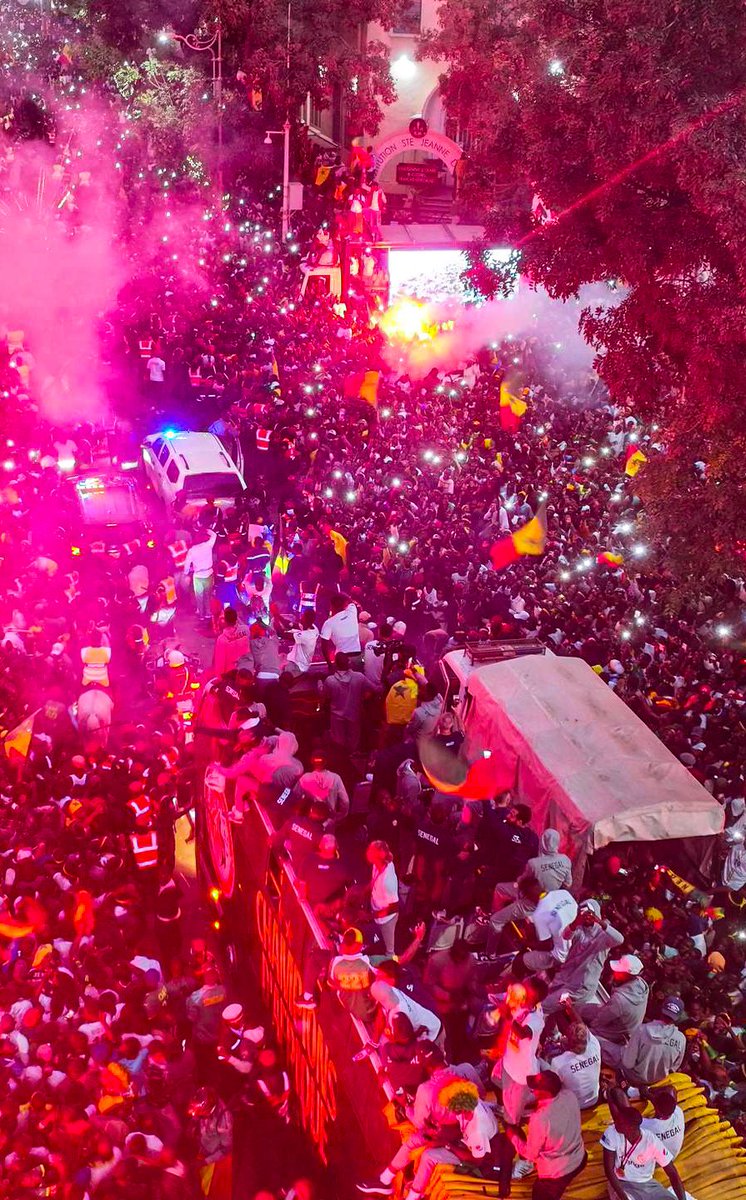 Dr__Drone's tweet photo. E   X   T   R   A   O   R   D   I   N   A   I   R   E

#senegal #lions #teranga #gatsa_gatsa #champions #afrique #dakar #fierte_nationale #allez_les_lions 🇸🇳🦁🔥 https://t.co/Ci6U7DnHSV