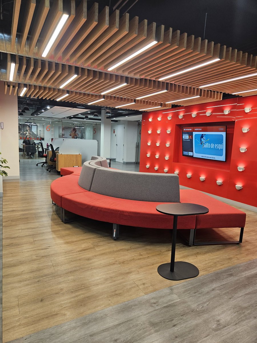 Banco <a href="/SantanderMx/">Santander México</a> en Guadalajara. 20 minutos de espera con nada de gente, 4 empleados, una oficina fresona y mala atención al público. Luego se quejan de que nos vayamos a otros bancos.