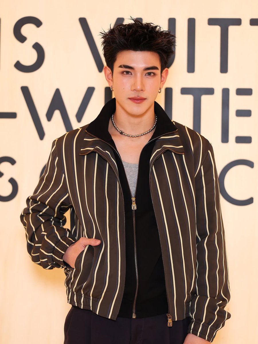 เต็ม 10 ให้เท่าไหร่! กับลุคของหนุ่ม โฟร์ท ณัฐวรรธน์ <a href="/tawattannn/">FOURTH</a> แขกคนสำคัญที่มาร่วมชมแฟชั่นโชว์ <a href="/LouisVuitton/">Louis Vuitton</a> Men's Fall/Winter 2026 ในลุคสุดชิกจาก Louis Vuitton Men's Spring/Summer 2026

#ELLEThailand
#LVMenFW26xFOURTH #LOUISVITTON 
#LVMenFW26 #Fourthnattawat