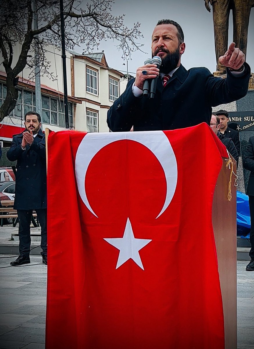 SADIKCAT's tweet photo. Mardin’in Nusaybin ilçesinde, şehitlerimizin kanıyla vatan olan topraklarda, ay-yıldızlı bayrağımıza karşı yapılan bu alçak ve hadsiz davranışı en güçlü şekilde kınıyor ve lanetliyoruz.

Bu bayrak; inancımızın, bağımsızlığımızın ve şehitlerimizin emanetidir.
Bayrağa uzanan el, milletin iradesine ve mukaddes değerlerine uzanmıştır.

Bu aziz millet, bayrağına da vatanına da sahip çıkmayı dün olduğu gibi bugün de bilir.