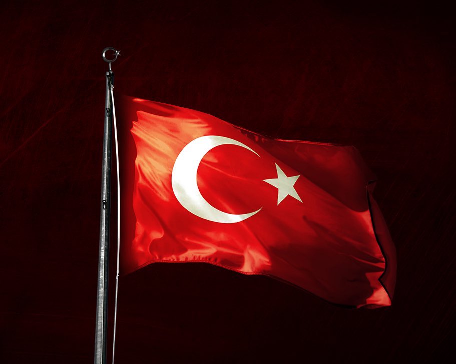 Şanlı TÜRK bayrağımıza uzanan eller kırılsın. Kansız vatansız şerefsizler. 
#TÜRKbayrağı
#Bayraknamustur