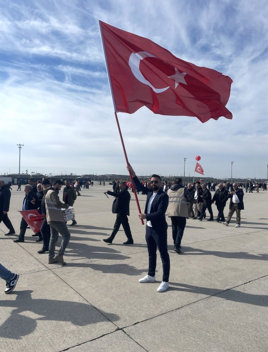 Kürdüm. Elimde göğe yükselen de benim Şerefim 🇹🇷