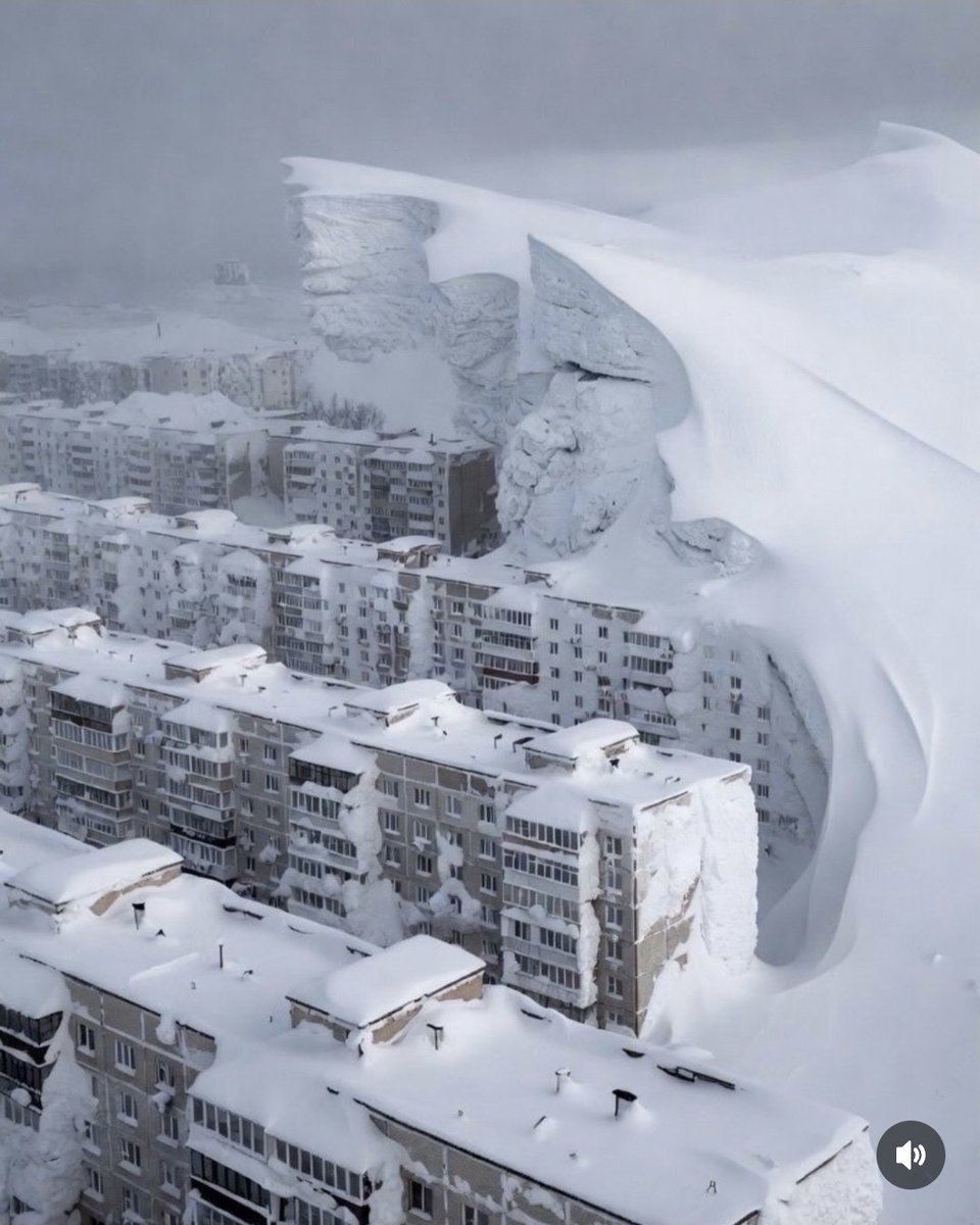 ThaiLand_DK's tweet image. The Day After  Tomorrow.❄️🌨🌪🌬
เกิดขึ้นจริงแล้ว🥶🥶🥶🥶ที่รัสเซีย 
Snow covering whole apartment buildings in #Kamchatka  #Russia