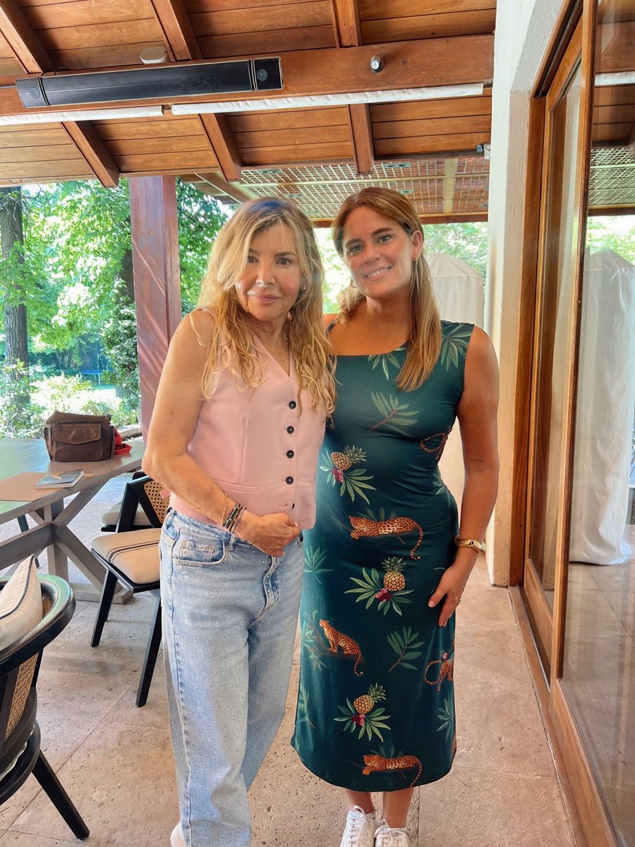 Detrás de grandes empresas, hay familias y una historia que contar. Es un honor, conocer un poco más de Marcelo Calderón, uno de los fundadores de Ripley. Desde la mirada de su propia hija Débora , en un libro hermoso llamado "El último traje"