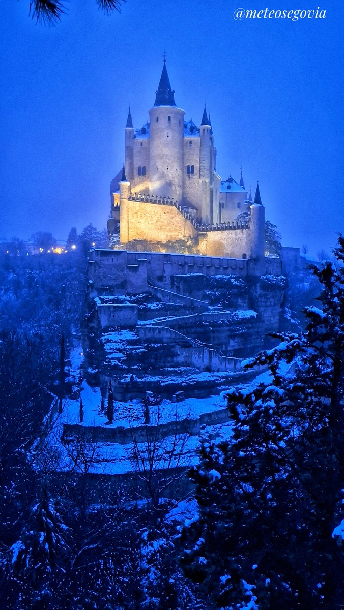 El Alcázar de Segovia luce precioso cuando nieva en Segovia
📷 <a href="/meteosegovia/">Adrián Escobar</a>