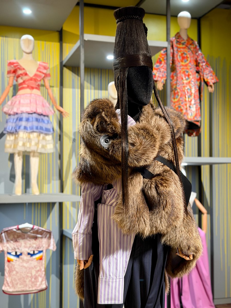 museofranzmayer's tweet photo. La diseñadora mexicana Sánchez-Kane fue distinguida con el premio Next Prize de @CHANEL que reconoce a artistas contemporáneos que están transformando la industria creativa.
¡Visita #ModaHoy en el Franz y descubre de cerca su trabajo!
🎟️ https://t.co/6i5qfvhFPk https://t.co/oc8RDTnuZA