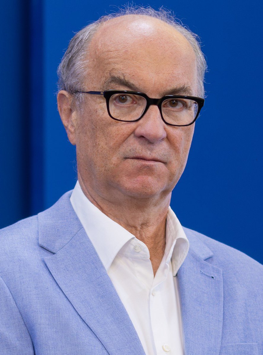 Rok 1983 - trwa jeszcze stan wojenny.

Adam Borowski, działacz opozycji demokratycznej, zostaje skazany na pozbawienie wolności przez reżim komunistyczny za swe mężne zaangażowanie niepodległościowe.

Włodzimierz Czarzasty, działacz komunistycznych organizacji studenckich,